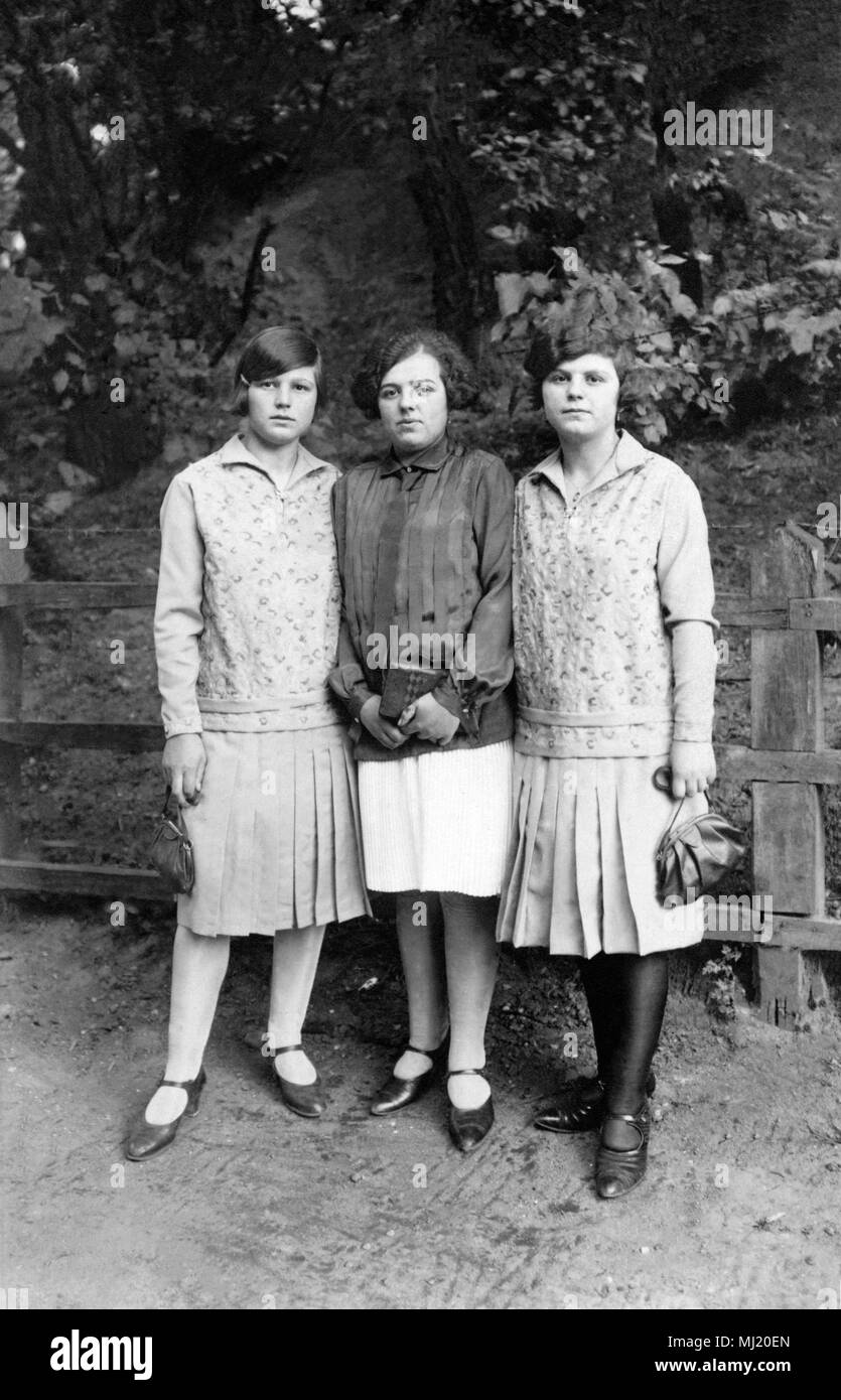 Mode, drei junge Frauen mit Handtaschen, plissierte Röcke und Blusen,  1920er Jahre, Deutschland Stockfotografie - Alamy