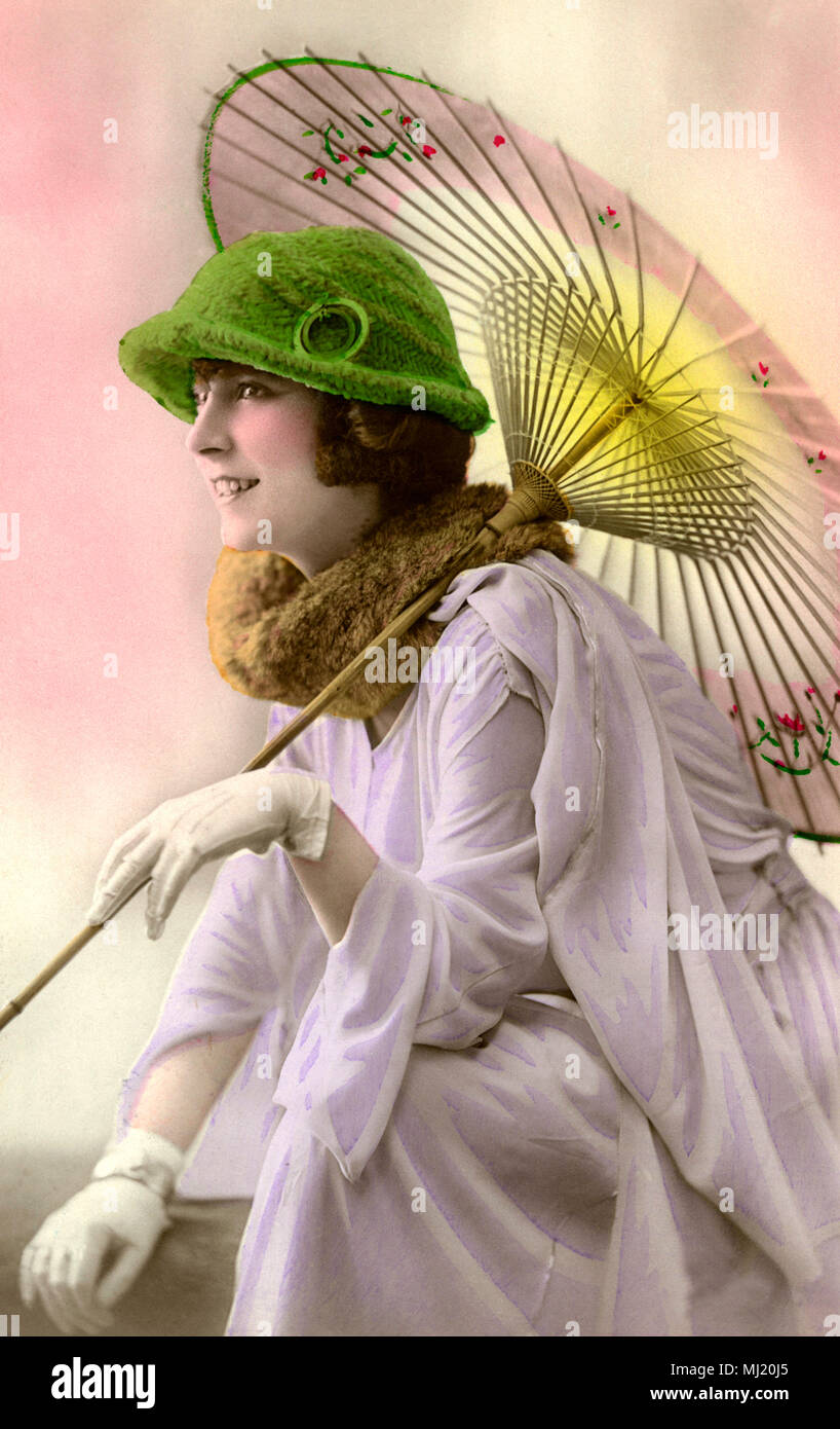 Mode, Frau mit Handschuhe, Mütze, Sommer Kleid und Sonnenschirm, 1910 s,  Deutschland Stockfotografie - Alamy