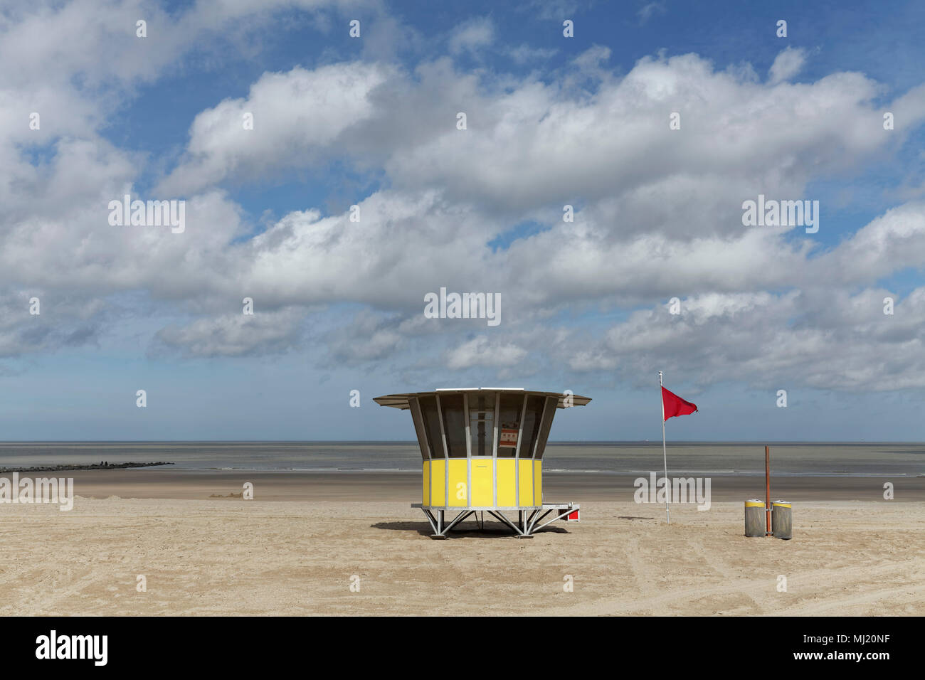 Sandstrand mit modernen Strand guard Hütte, Einsame, Blankenberge, Belgische Küste, Westflandern, Belgien Stockfoto