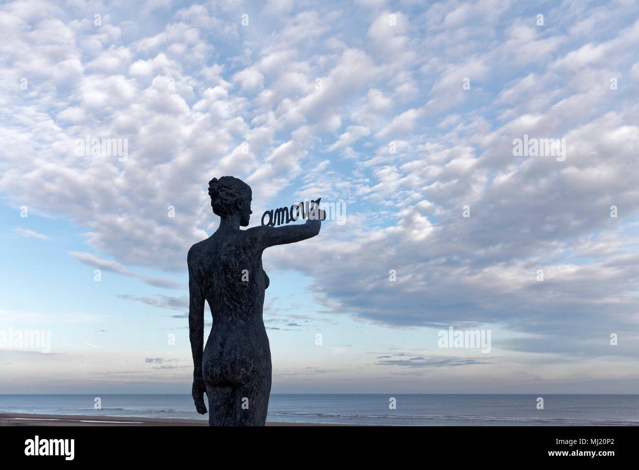 Frau schreibt Französische Wort Liebe, die Liebe, im Himmel, Bronze Skulptur von belgischen Bildhauer Linde Ergo, De Haan, Nordsee Stockfoto Frau schreibt Französische Wort Liebe, die Liebe, im Himmel, Bronze Skulptur von belgischen Bildhauer Linde Ergo, De Haan, Nordsee Stockfoto