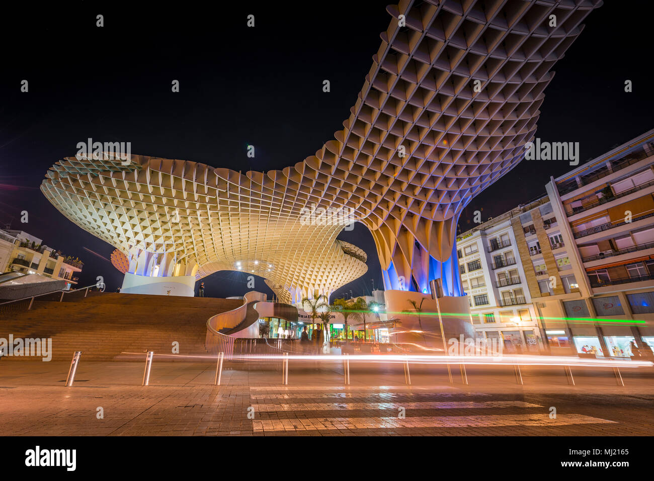 Moderne Architektur, Holz- struktur Metropol Parasol, beleuchtet, mit Spuren von Licht in der Nacht, Plaza de la Encarnacion Stockfoto