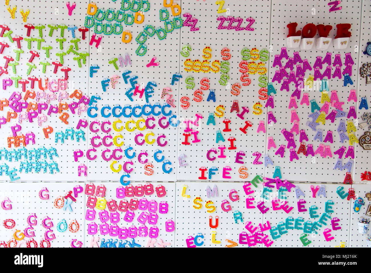 Dekorative Magnete aus niedlichen Buchstaben. farbigen Buchstaben Stockfoto