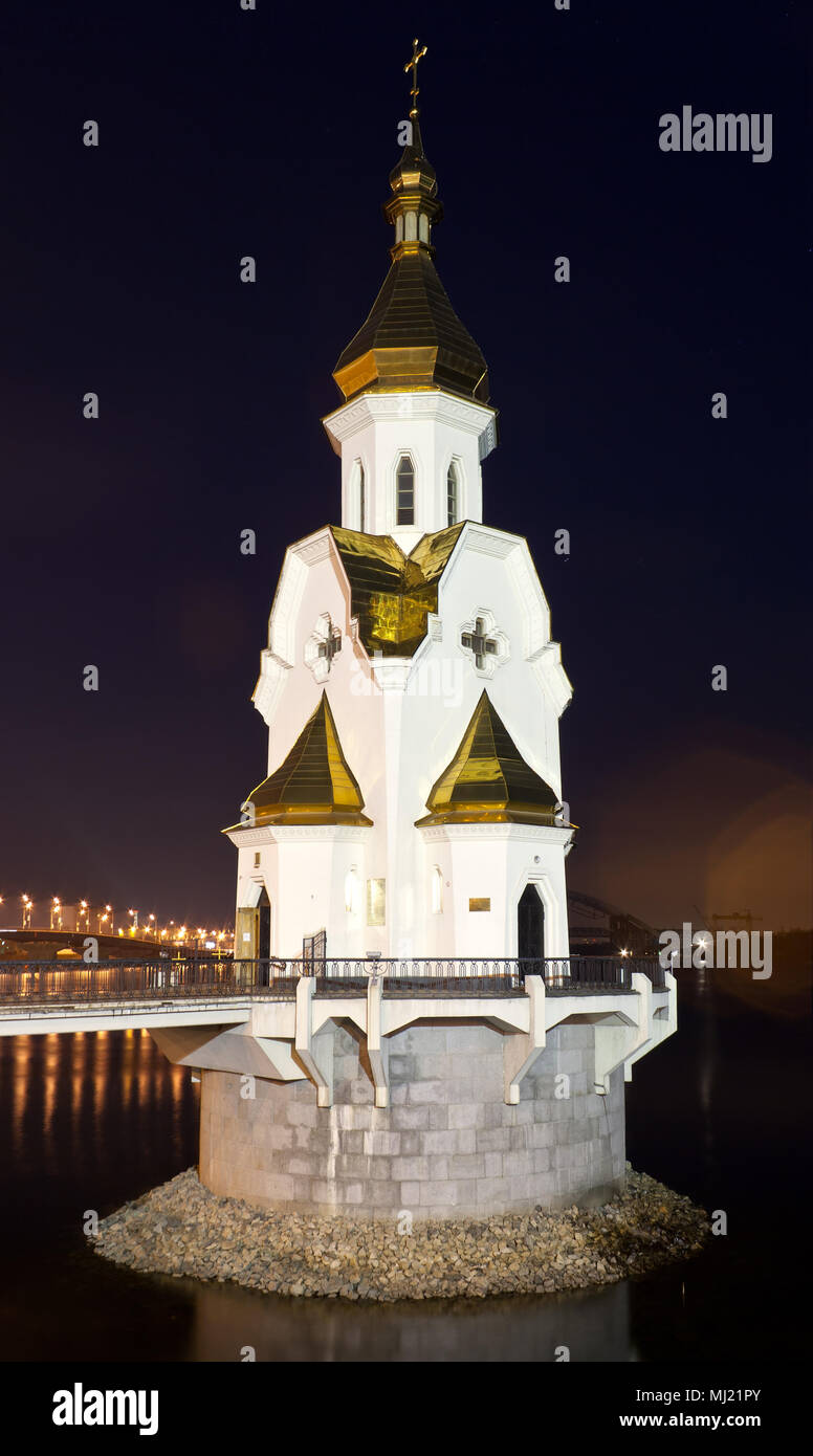 Die orthodoxe Kirche auf dem Wasser in der Nacht Stockfoto