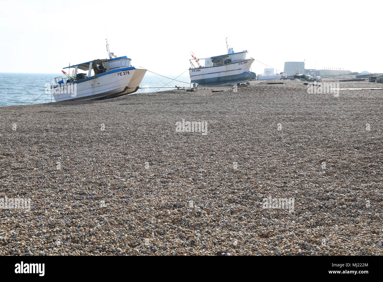 Fischerboote auf dem Kiesstrand in Hythe, in der Nähe von Folkestone, Kent, Großbritannien Stockfoto