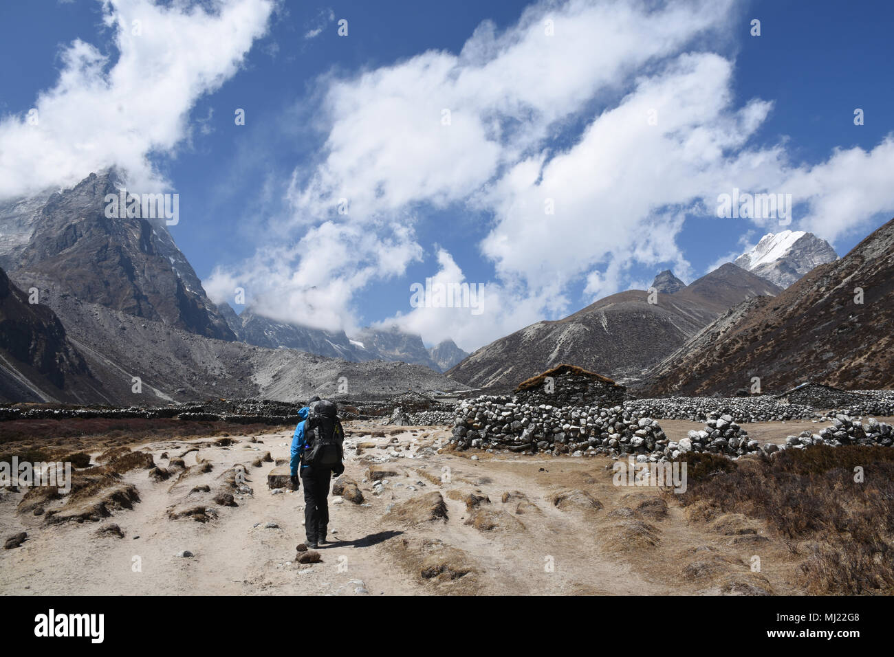 Trekker auf dem Everest Base Camp Trek in Pheriche Tal, Nepal Stockfoto