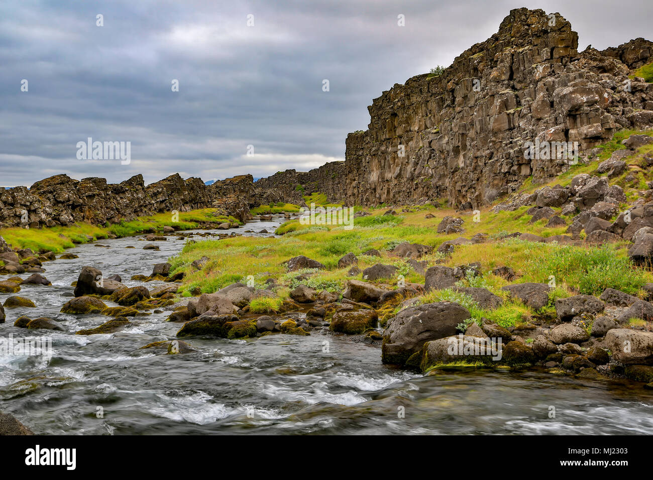 Vulkanischen Felsen und Fluss (Teil der Bereich, in dem die asiatischen und nordamerikanischen tektonischen Platten kollidieren), den Nationalpark Thingvellir, Island Stockfoto