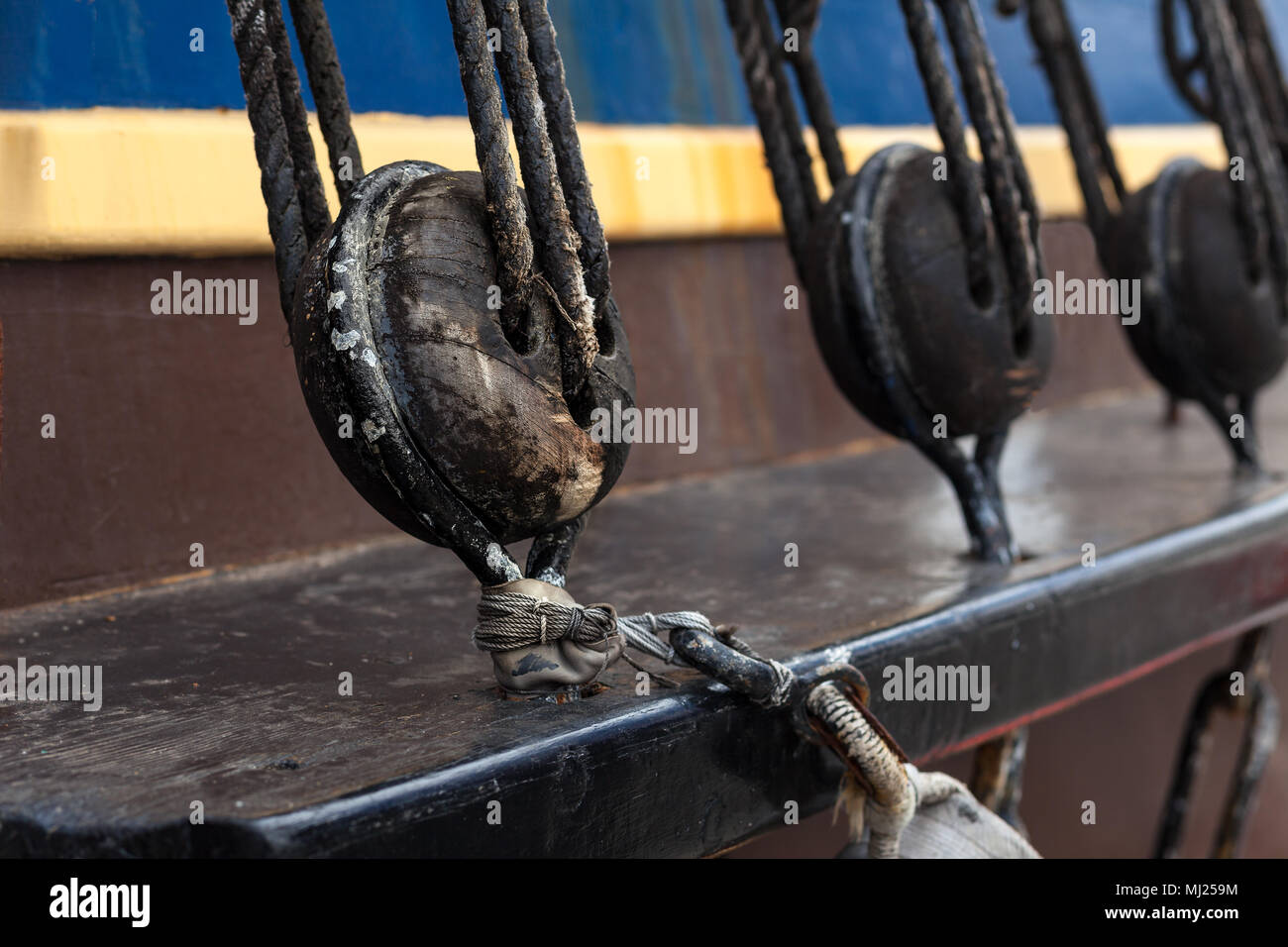 Hölzerne Segelboot anzugehen und Takelage. Stockfoto