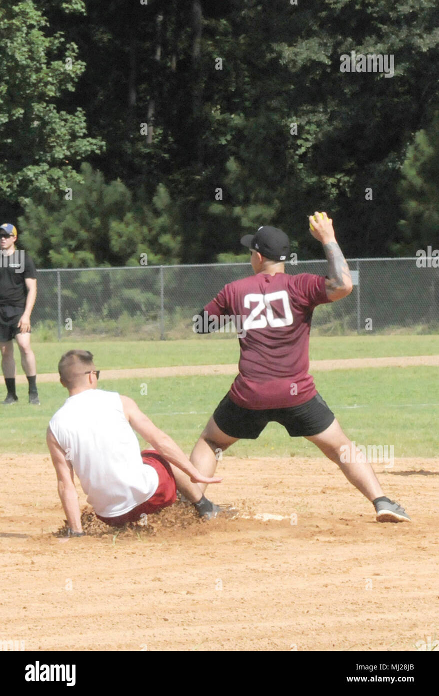 Post und Unit Ebene Softball für Männer und Frauen wird durch das Fort Polk intramural Sport Office angeboten. Bild Sammlung feiert die Tapferkeit Engagement Engagement und Opferbereitschaft der US-Streitkräfte und zivile Mitarbeiter. Stockfoto