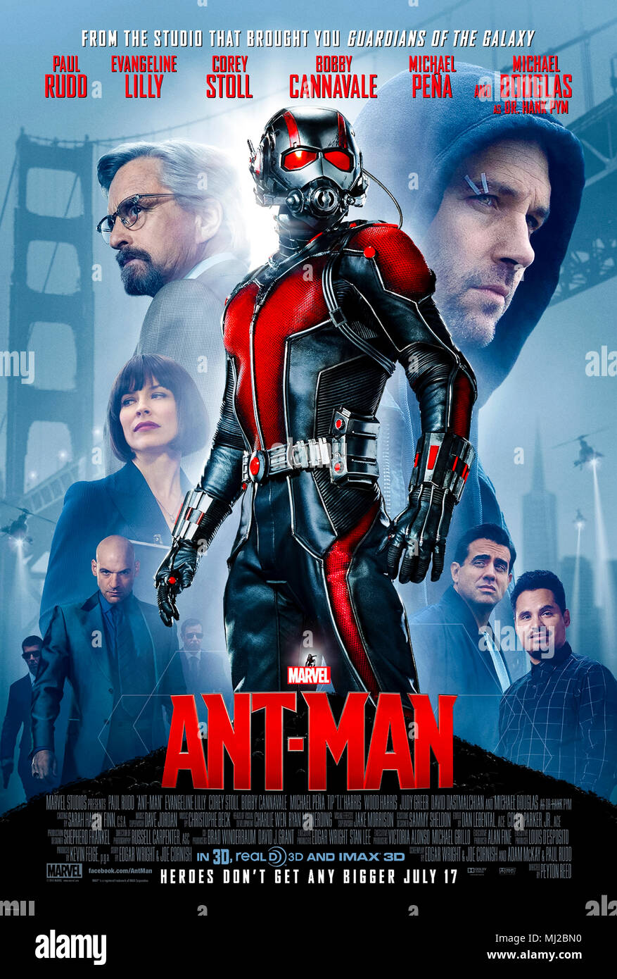 Ant-Man (2015) von Peyton Reed Regie und Hauptdarsteller Paul Rudd, Michael Douglas und Corey Stoll. Scott Lang wird Ant-Man mit Hilfe von erstaunlichen Dr. Hank's Pym passen. Stockfoto