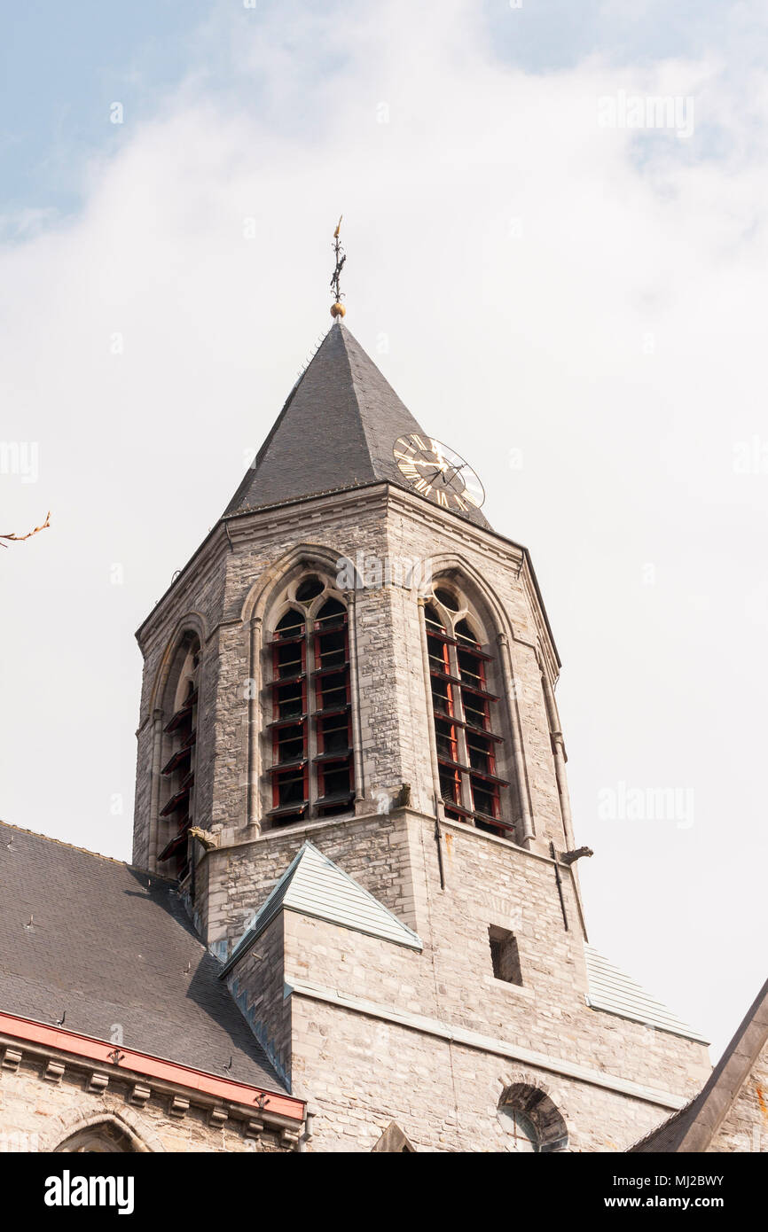Turm der Onze-Lieve-Vrouwkerk (Muttergottes Kirche), Deinze, Belgien, 2018 Stockfoto