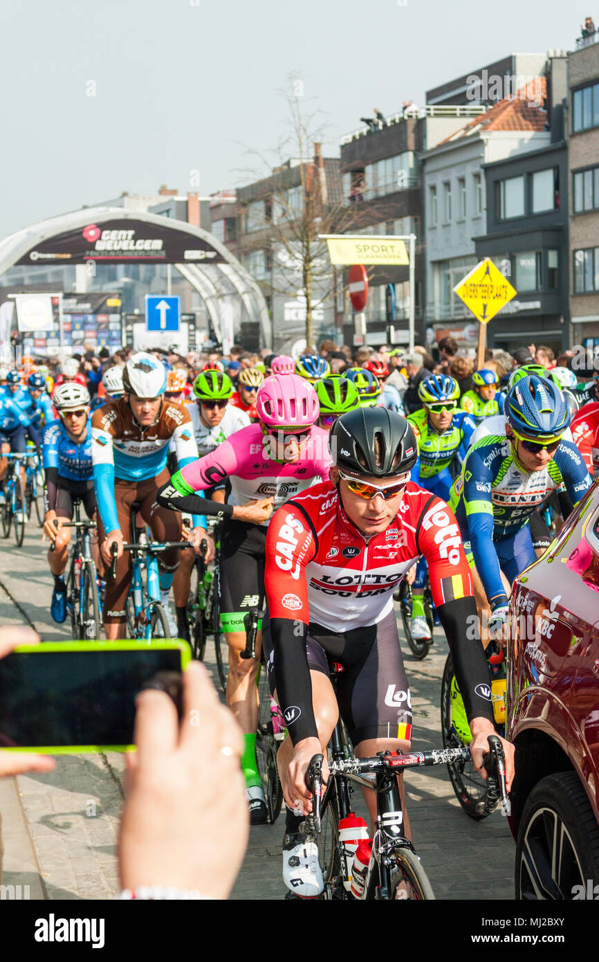 Das Peloton aus reiten Beginn der Gent-Wevelgem, UCI World Tour, Radrennen. Deinze, Belgien, 2018 Stockfoto