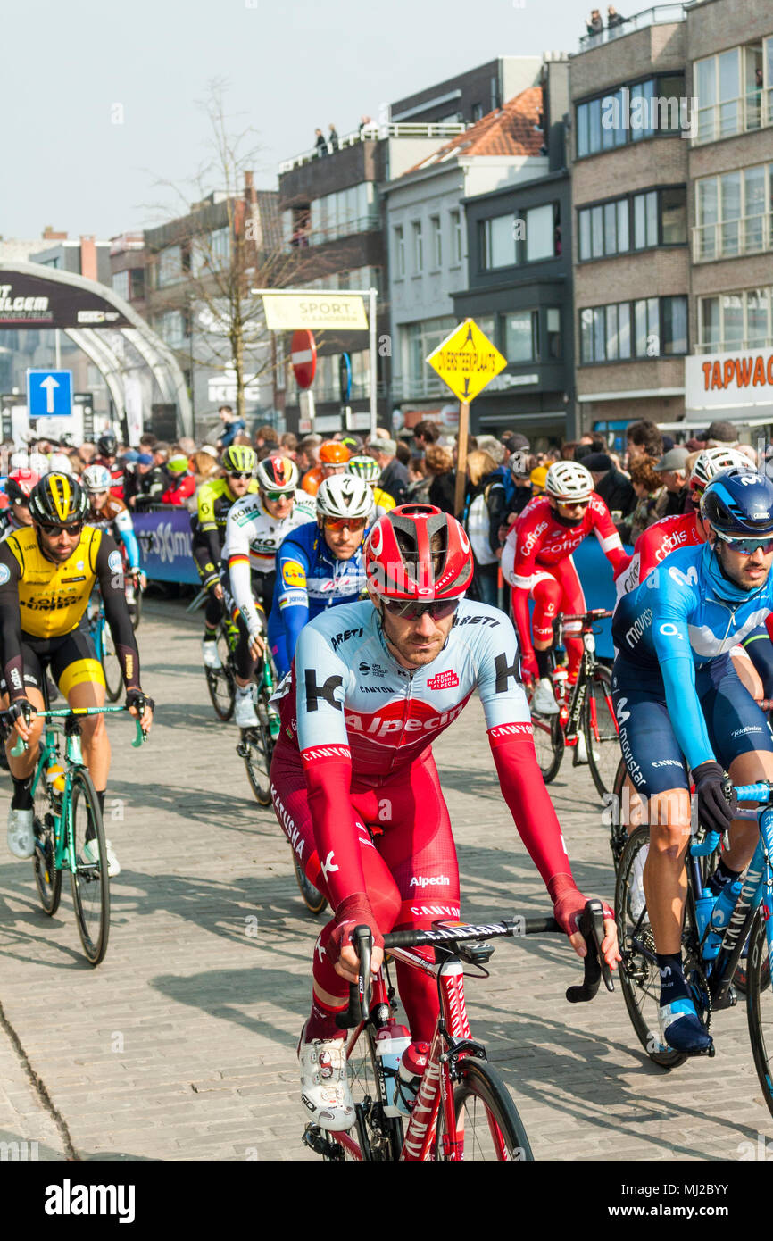 José Gonçalves (Team Katusha - Alpecin) an der Vorderseite des Peloton zu Beginn der Gent-Wevelgem, UCI World Tour, Radrennen. Deinze, Belgien, 2018 Stockfoto