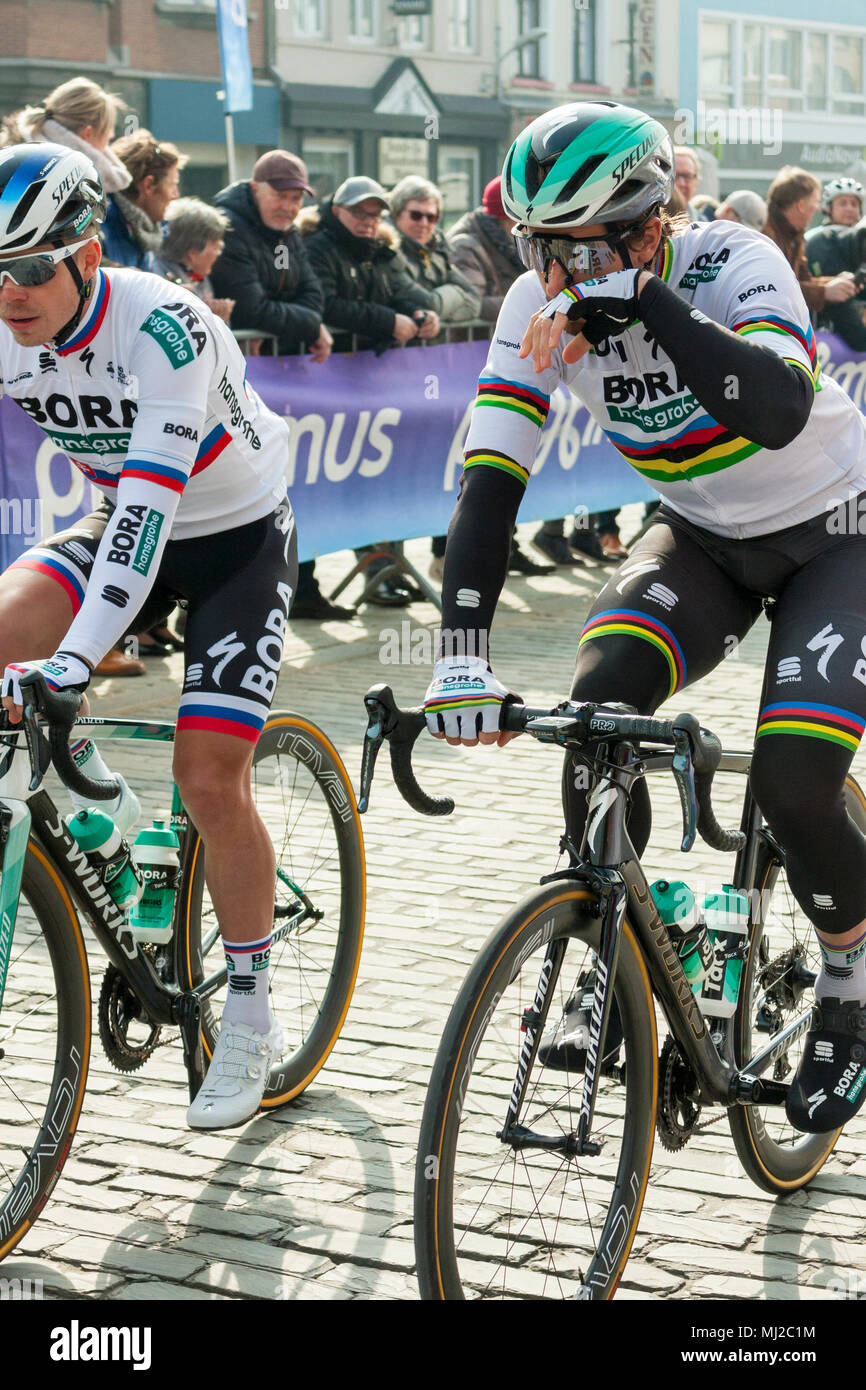 Peter und Juraj Sagan (Team Bora - Hansgrohe) Fahrt zum Start der Gent-Wevelgem, UCI World Tour, Radrennen. Deinze, Belgien, 2018 Stockfoto