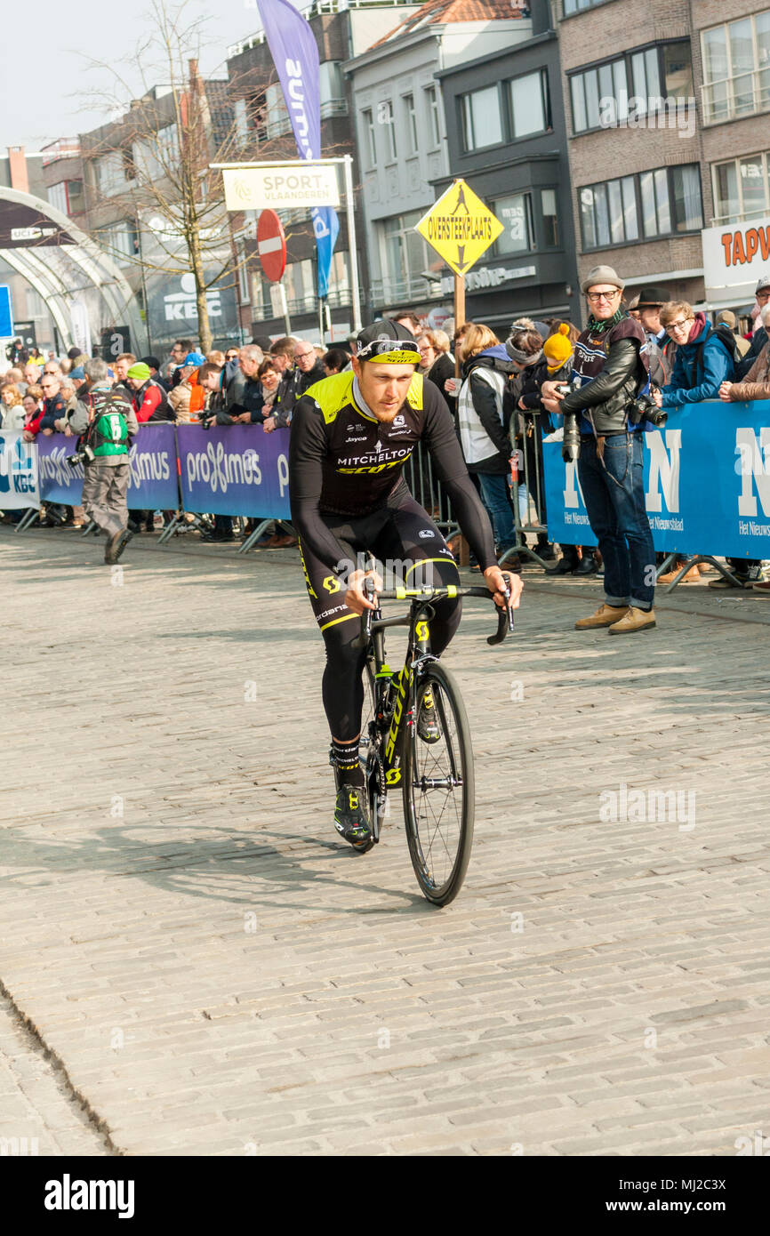 Matteo Trentin, Team Mitchelton-Scott, erwärmt sich bei Gent-Wevelgem, UCI World Tour, Radrennen. Deinze, Belgien, 2018 Stockfoto