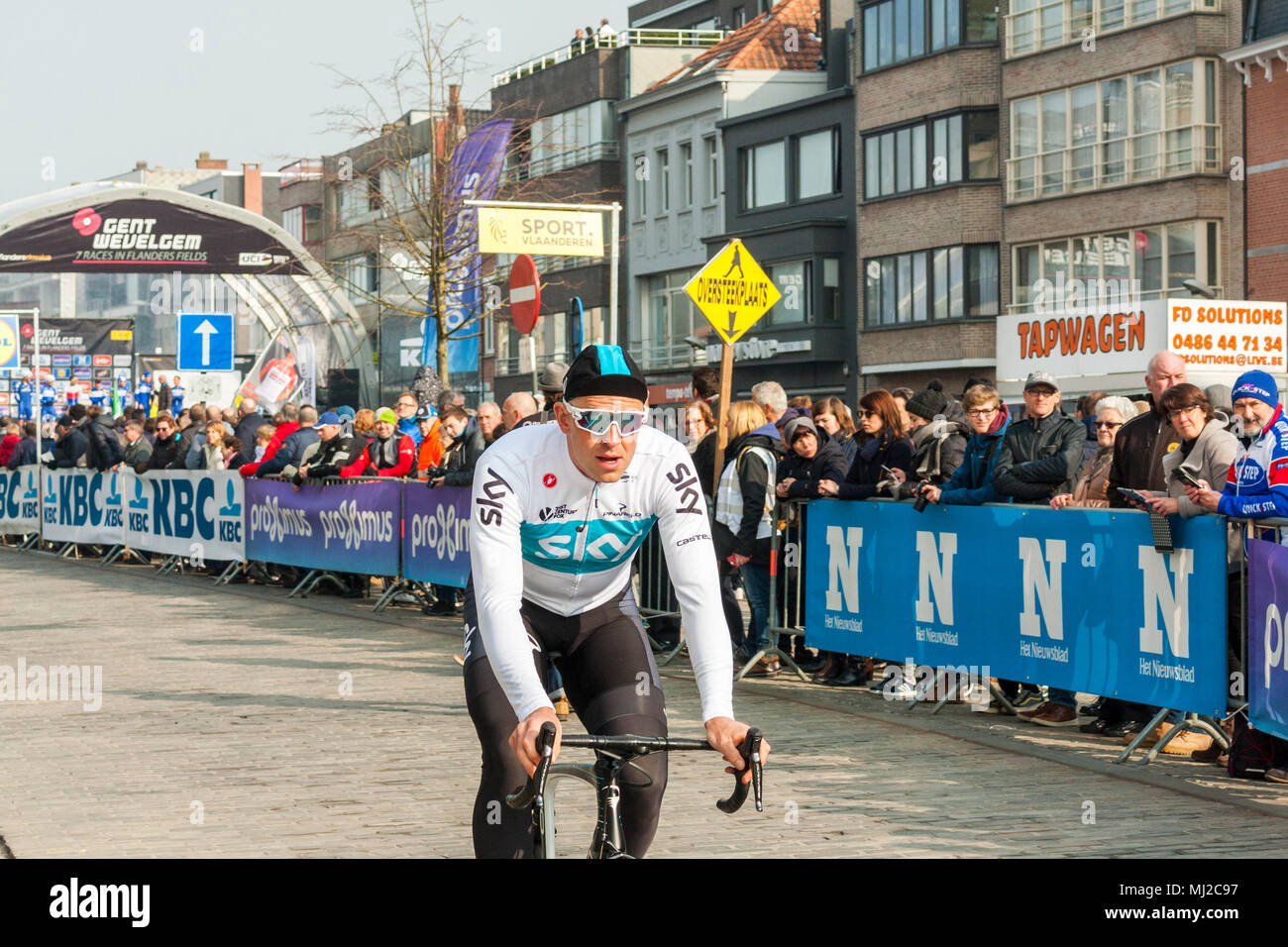Ian Stannard, Radprofi für Team Sky, erwärmt sich am Gent-Wevelgem, UCI World Tour, Radrennen. Deinze, Belgien, 2018 Stockfoto