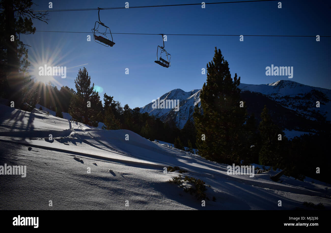 Sesselbahn im Skigebiet Stockfoto