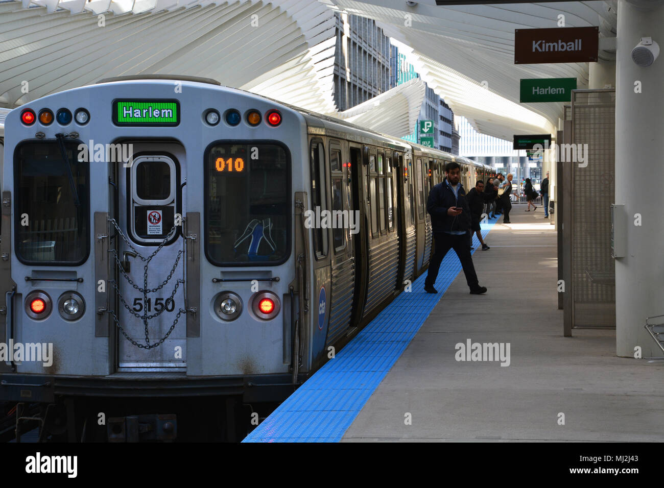 Die modernen Wiederaufbau der Washington und Brunnen L-Zug der Plattform, die Chicago Downtown Loop bietet einfachen Zugang zu den Millennium Park. Stockfoto