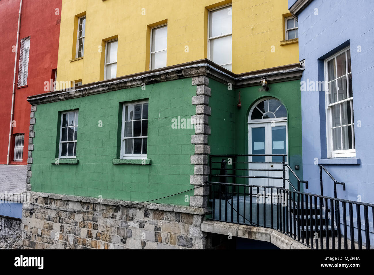 Detailansicht der bunten Südfassade Häuser von Dublin Castle Hof, gegen den grauen Norman Stein. Dublin, Irland, Europa, EU. Stockfoto