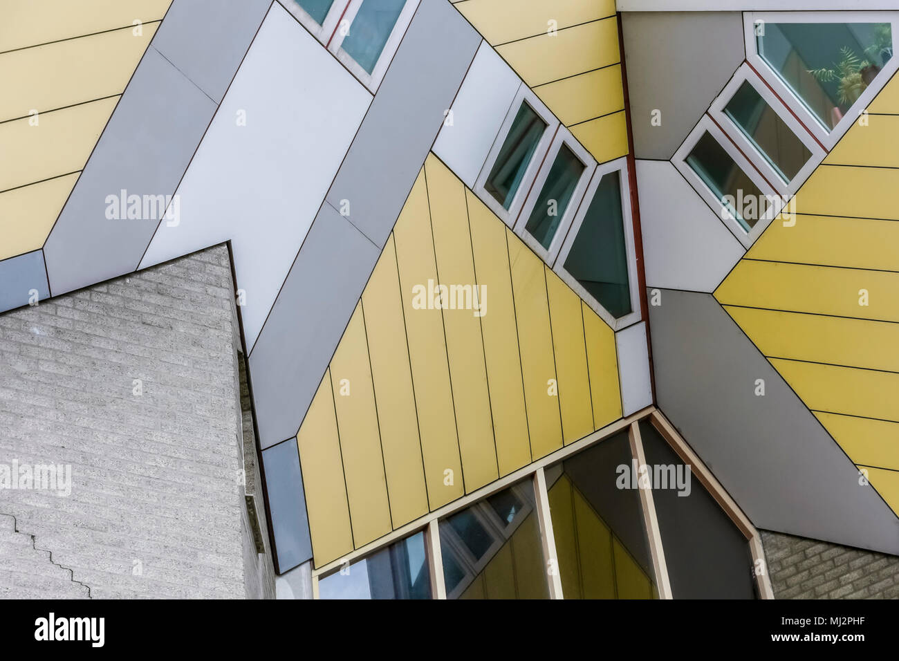 Kubische Häuser oder Kubuswoningen, entworfen vom Architekten Piet Blom. Architektur. Kijk Kubus. Blaak Bezirk, Rotterdam, Niederlande, Holland, Europa Stockfoto