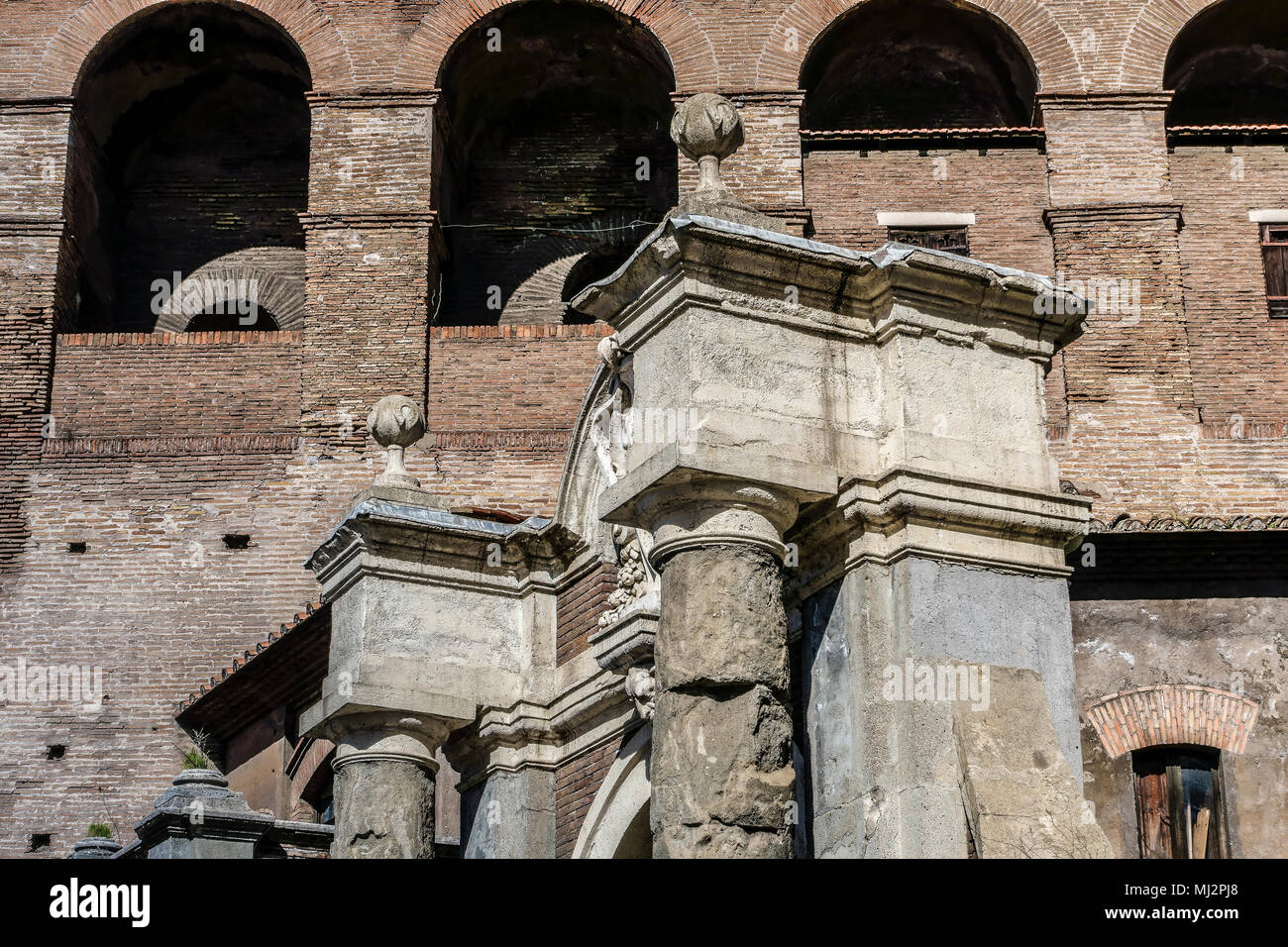 Salaria Tor (Porta Salaria) Teil der Aurelianischen Mauern (Mura Aureliane), von Kaiser Aurelian im 3. Jahrhundert nach Christus erbaut. Römische Reich. Rom, Italien. Stockfoto