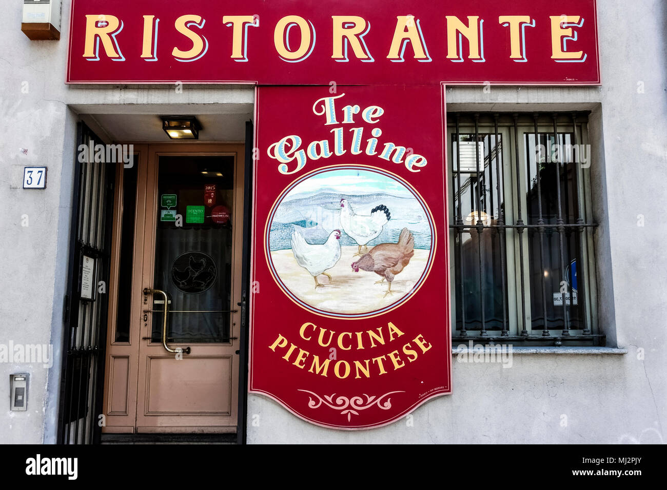 Eingang des typisch italienischen Restaurants. Schild drei Hühner Restaurant (Ristorante Tre Galline), piemontesische Küche. Turin, Italien, Europa EU Stockfoto