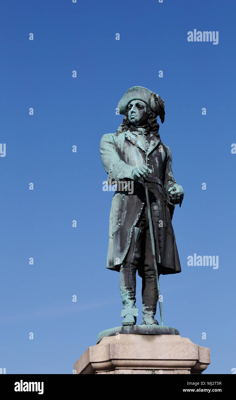 In der Nähe der Statue als Vertreter der schwedischen König Karl XI (1655-1697) am Platz Stortorget in Karlskrona, durchgeführt von John Borjeson (1835-1910) und er Stockfoto