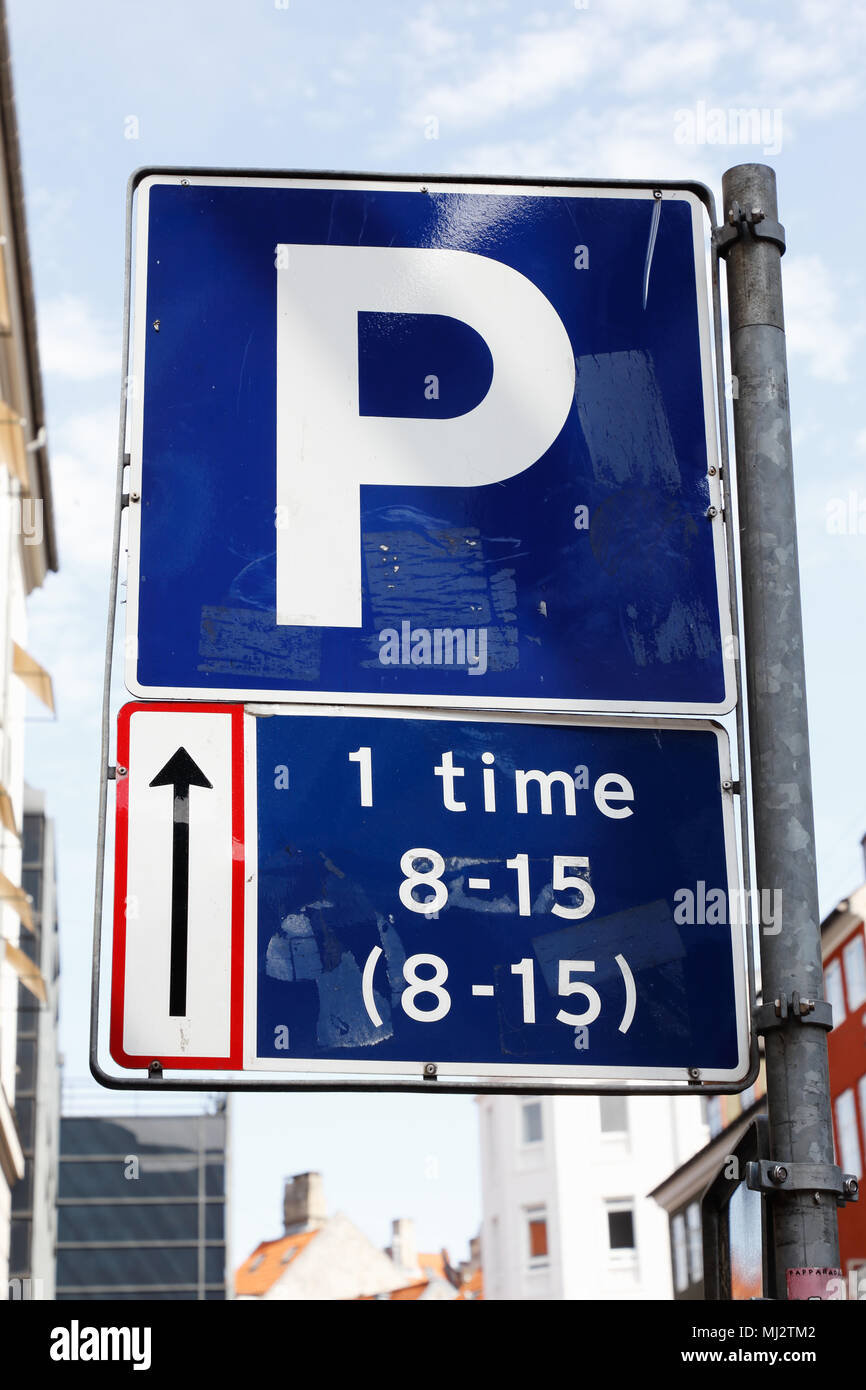Dansih parken Schild erlaubt eine Stunde parken. Stockfoto