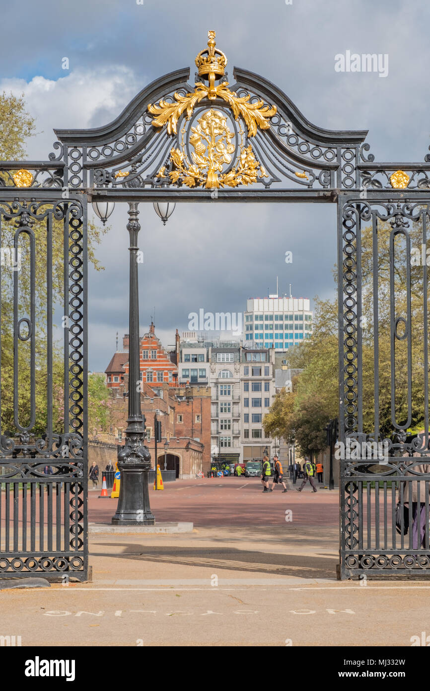 Eisernen Tor an einem Einstieg in St. James Park. St. James's Palace können im Hintergrund gesehen werden. Stockfoto