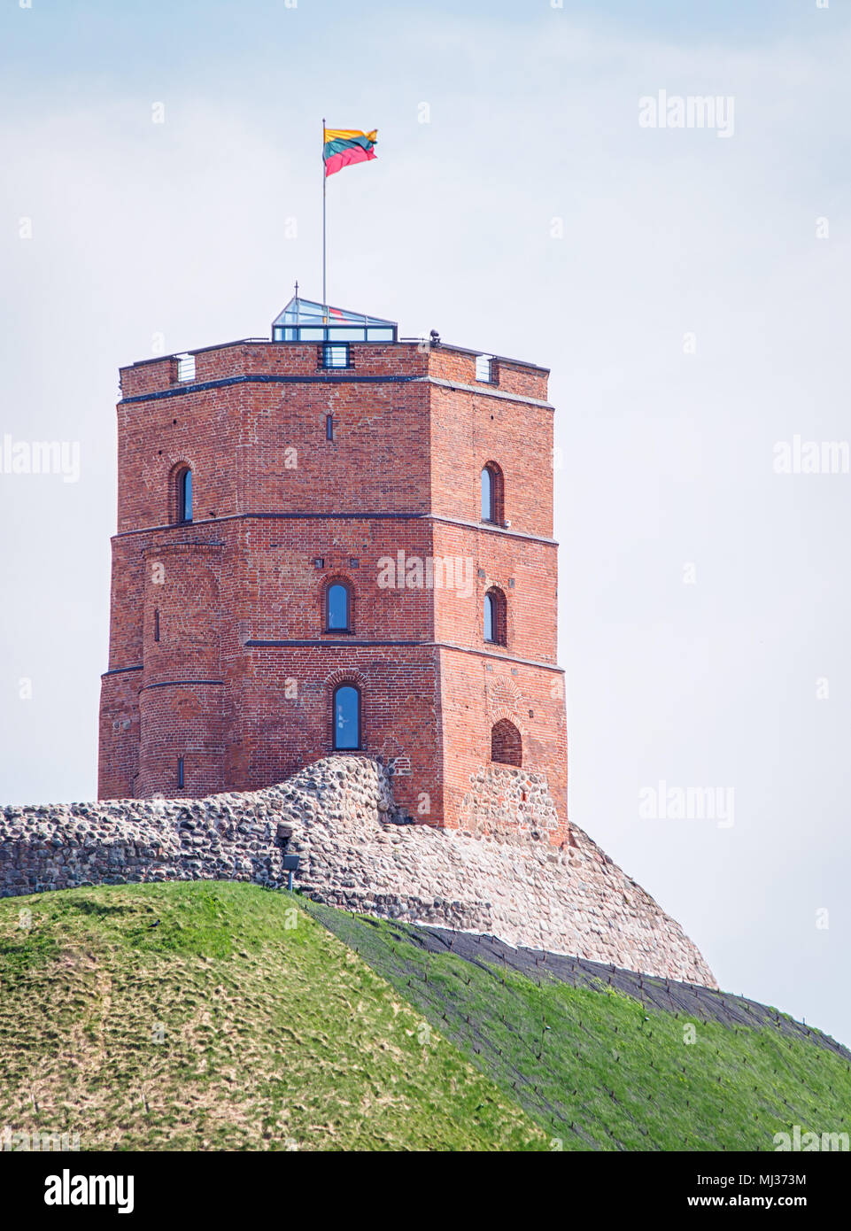Gediminas' Turm ist der restliche Teil des Oberen Schlosses in Vilnius, Litauen. Es ist eine wichtige und historische Wahrzeichen der Stadt Vilnius Stockfoto
