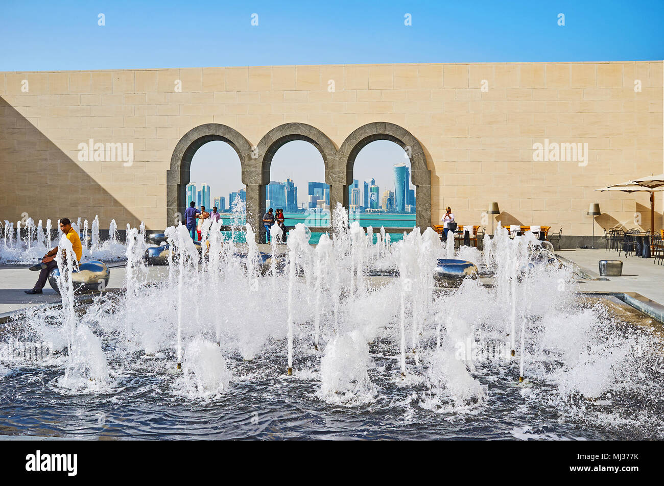 DOHA, Katar - 13. FEBRUAR 2018: Die malerischen Innenhof des Museum für Islamische Kunst mit Brunnen, futuristischen Bänke und Bogenfenstern verziert ist, Eröffnung Stockfoto