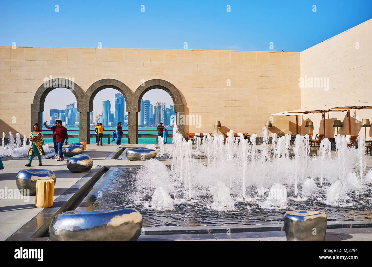 DOHA, Katar - Februar 13, 2018: Museum für Islamische Kunst bietet eine schöne Terrasse mit erfrischenden Brunnen, futuristischen Bänke und gemütliches Cafe, auf Stockfoto