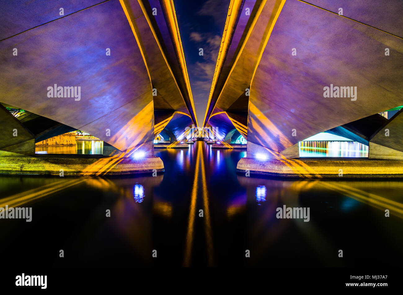 Esplanade Bridge von Singapur bei Nacht beleuchtet. Unter noch Wasser, die Brücke wird perfekt in das Wasser reflektiert werden und das Erstellen von schönen Schatten. Stockfoto