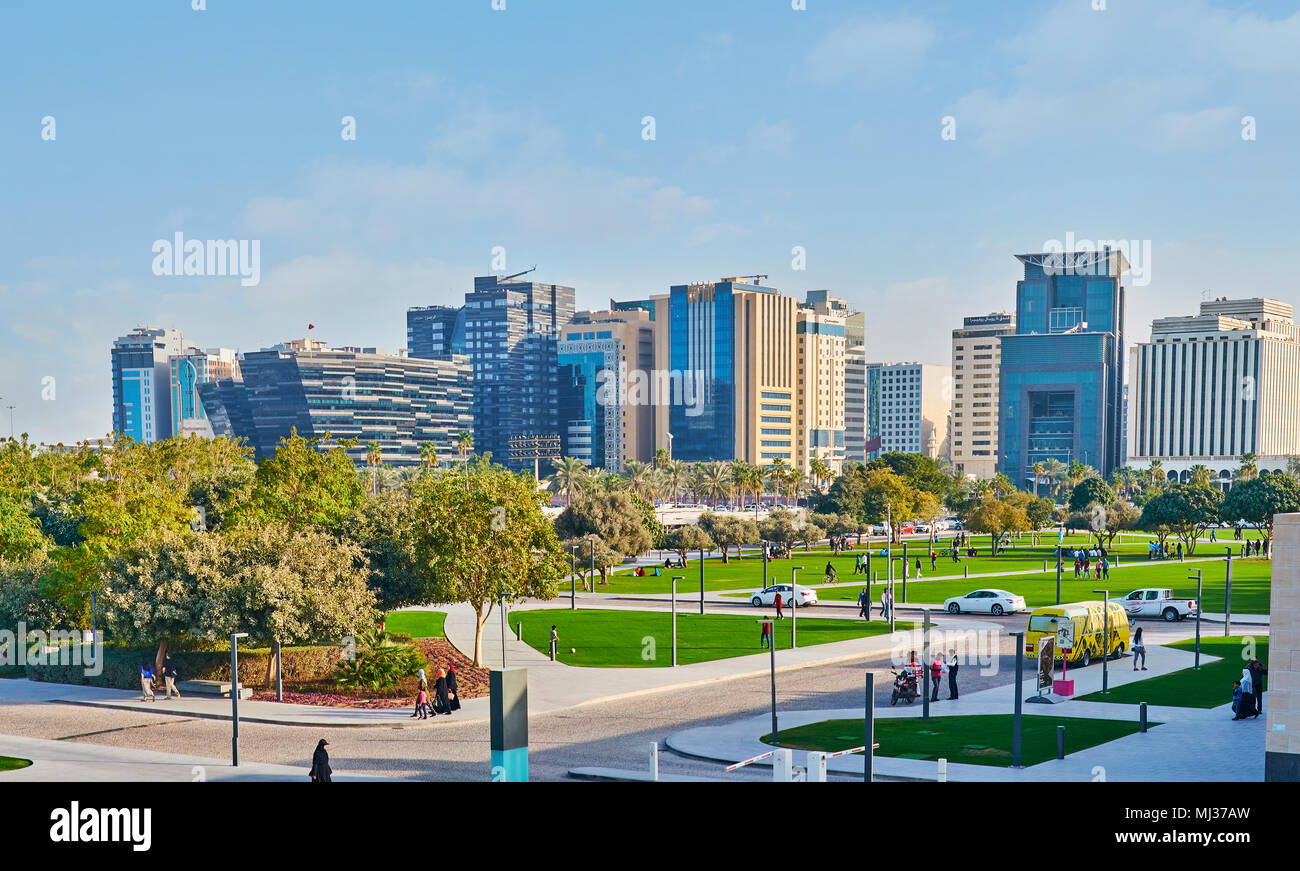 DOHA, Katar - Februar 13, 2018: Das üppige Grün der Mia Park und modernen Viertel dahinter sind aus der Sicht der Museum Insel gesehen, im Februar Stockfoto