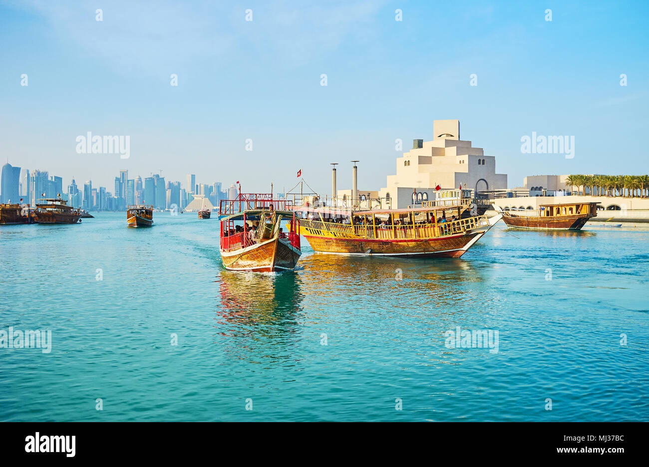 DOHA, Katar - Februar 13, 2018: Das Vergnügen, Boote mit Tanz urlauber Abflug und Doha Hafen mit Blick auf die Moderne Islamische Kunst ankommen Stockfoto
