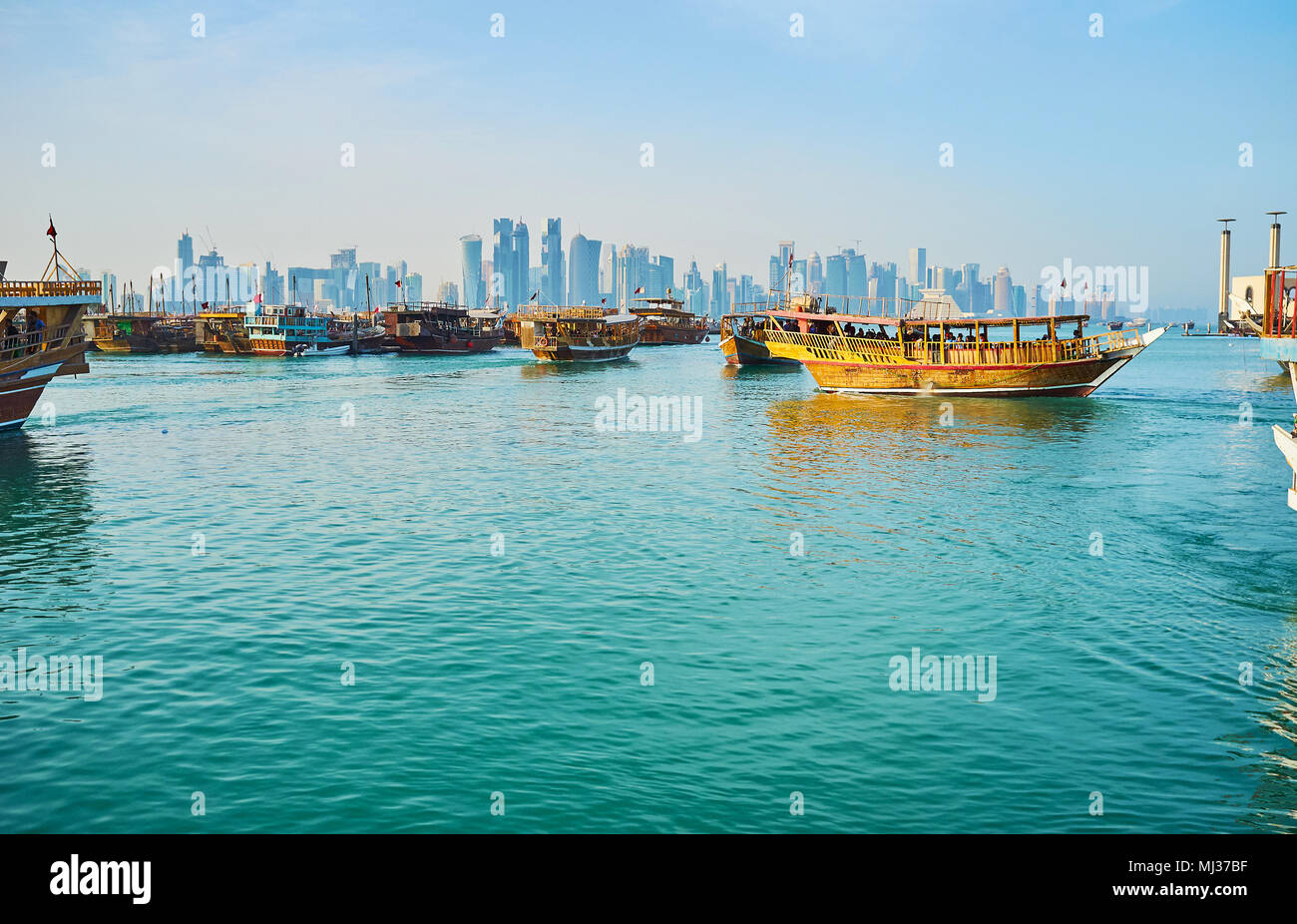 DOHA, Katar - Februar 13, 2018: Die zahlreichen alten hölzernen Dhaus im Hafen sind, diese touristische Flotte zieht Menschen Ausflüge auf dem Meer zu genießen, im Februar Stockfoto