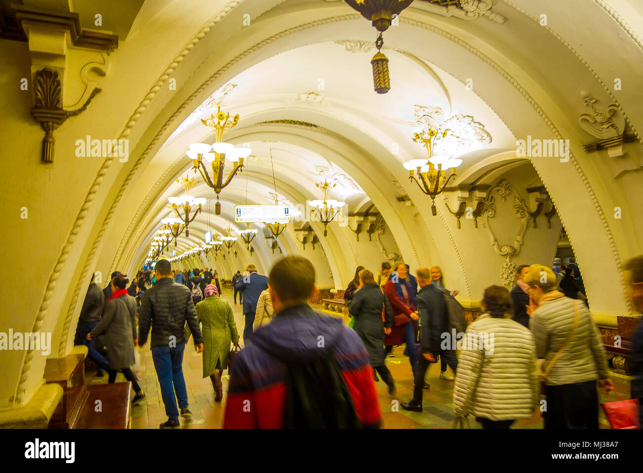 Moskau, Russland - April, 29, 2018: die Masse von Menschen zu Fuß in der schön dekorierten U-Bahn-Station Arbatskaya, in Moskau Stockfoto