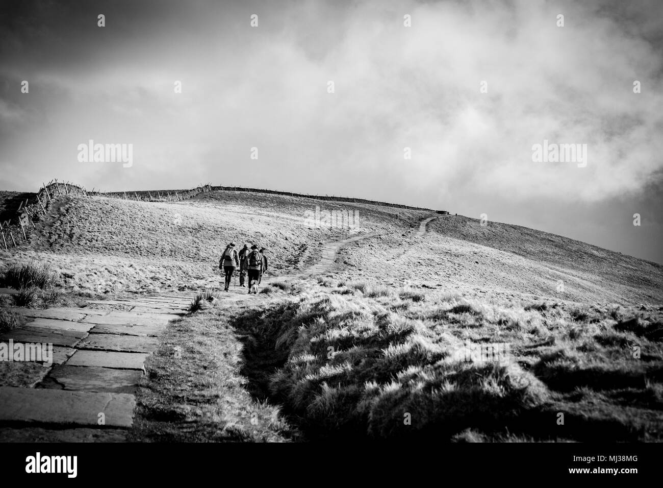 Spaziergänger auf Pen Y Gent Hill Teil der Yorkshire Drei Zinnen, North Yorkshire, England Stockfoto