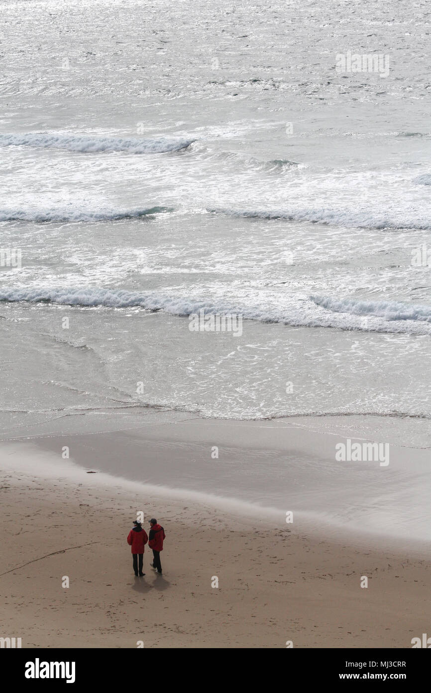 Zwei Leute auf einem Sandstrand in Irland. er Strand ist Coumeenoole Strand, Halbinsel Dingle in der Grafschaft Kerry, Irland Stockfoto