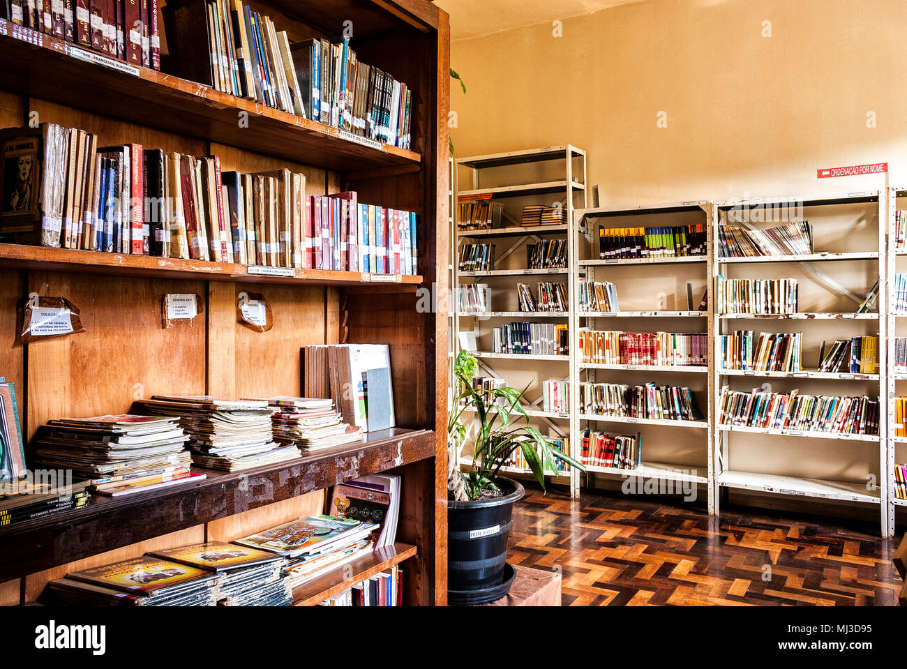 Bücherregale in der Bibliothek einer Schule im Süden Brasiliens. Concordia, Santa Catarina, Brasilien. Stockfoto