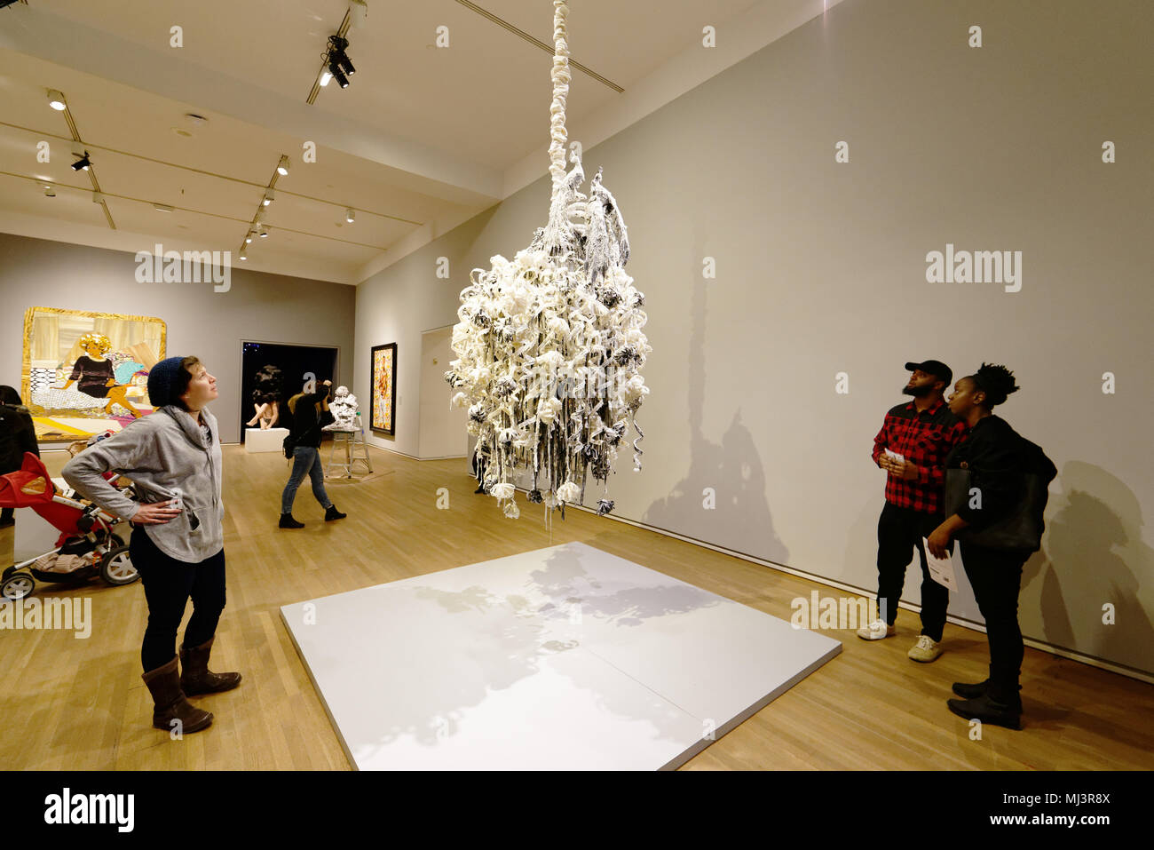Die Leute, die auf der Suche wonderingly an einem modernen Kunstwerk hängen in Montreal Museum der Schönen Künste Stockfoto