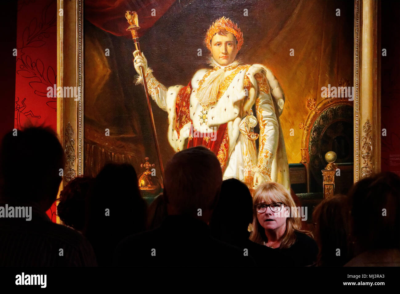 Eine tour guide beschreibt ein formelles Porträt von Napoleon in den zeremoniellen Gewänder im Thronsaal des Palais des Tuileries, von Francois Pascal Gerard Stockfoto