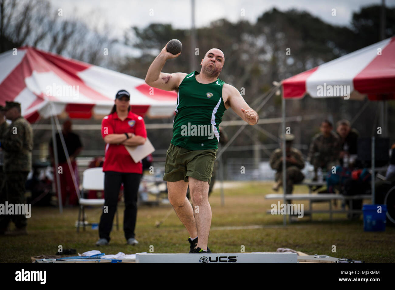 Us Marine Corps Lance Cpl. Mathew Maddux wirft einen Schuß während der 2018 Marine Corps Studien Feld Veranstaltung im Marine Corps Base Camp Lejeune, N.C., 20. März 2018. Das Marine Corps Studien fördert die Genesung und Rehabilitation durch adaptive sport Teilnahme und entwickelt die Kameradschaft unter Wiederherstellung-Mitglieder (RSMs) und Veteranen. Es ist eine Gelegenheit für RSMs ihre Leistungen zu zeigen und dient als primärer Schauplatz Marine Corps die Teilnehmer für das DoD Krieger Spiele zu wählen. (U.S. Marine Corps Bild Sammlung feiert die Tapferkeit Engagement Engagement und Opfer der USA. Stockfoto