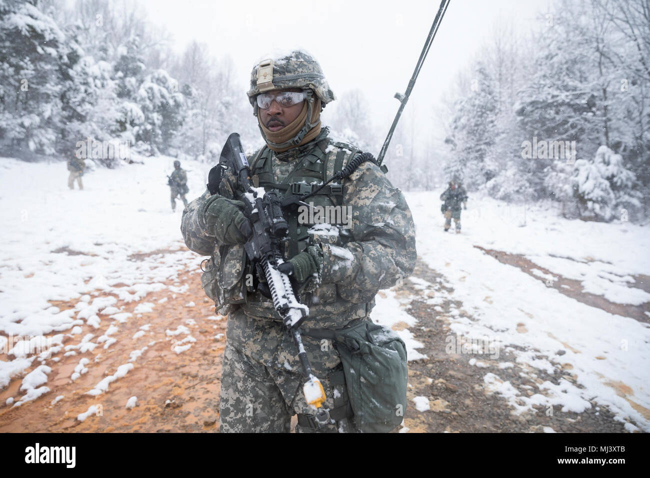 U.S. Army Reserve SPC. Jesse Artis, der 982Nd Combat Camera Company (Airborne), führt eine Gruppe Training als Zellen während der Combat Support Training (CSTX) in Fort Knox, Kentucky, 21. März 2018. CSTX ist ein Kampf Support Training übung, die sicherstellt, dass Armee-reserve Einheiten ausgebildet sind und bereit, auf kurze bereitstellen - Bekanntmachung und fähig, Bekämpfung bereit, und tödlichen Feuerkraft zur Unterstützung der Armee und unsere gemeinsamen Partner überall in der Welt. (U.S. Armee Bild Sammlung feiert die Tapferkeit Engagement Engagement und Opferbereitschaft der US-Streitkräfte und Civ Stockfoto