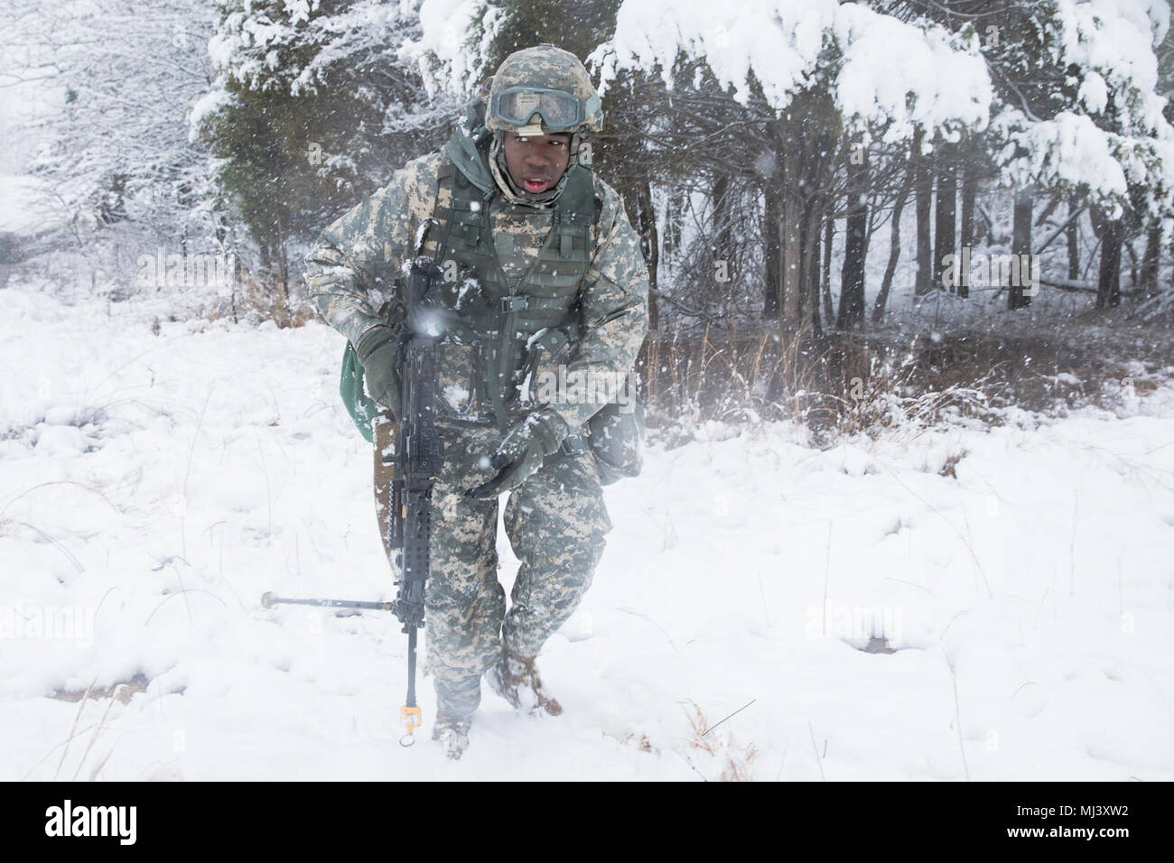 U.S. Army Reserve SPC. Durrell Jones, der 982Nd Combat Camera Company (Airborne), führt den taktischen Bewegungen während der Combat Support Training (CSTX) in Fort Knox, Kentucky, 21. März 2018. CSTX ist ein Kampf Support Training übung, die sicherstellt, dass Armee-reserve Einheiten ausgebildet sind und bereit, auf kurze bereitstellen - Bekanntmachung und fähig, Bekämpfung bereit, und tödlichen Feuerkraft zur Unterstützung der Armee und unsere gemeinsamen Partner überall in der Welt. (U.S. Armee Bild Sammlung feiert die Tapferkeit Engagement Engagement und Opferbereitschaft der US-Streitkräfte und zivile Mitarbeiter. Stockfoto