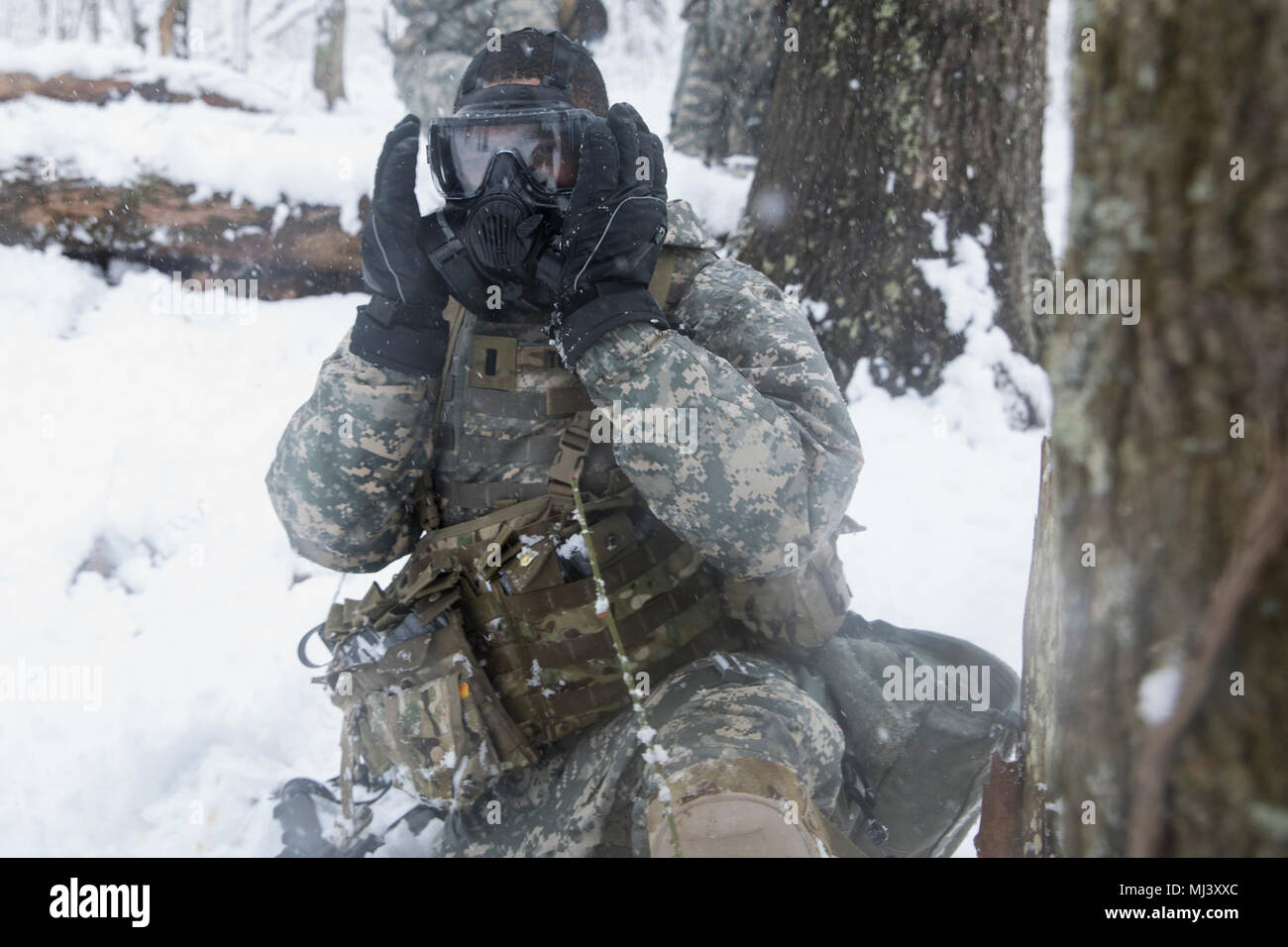 Ein U.S. Army Reserve Soldat, mit dem 982Nd Combat Camera Company (Airborne), zieht seine M-50 Gemeinsame Service Allgemeine Maske (JSGPM) während der Combat Support Training (CSTX) in Fort Knox, Kentucky, 21. März 2018. CSTX ist ein Kampf Support Training übung, die sicherstellt, dass Armee-reserve Einheiten ausgebildet sind und bereit, auf kurze bereitstellen - Bekanntmachung und fähig, Bekämpfung bereit, und tödlichen Feuerkraft zur Unterstützung der Armee und unsere gemeinsamen Partner überall in der Welt. (U.S. Armee Bild Sammlung feiert die Tapferkeit Engagement Engagement und Opferbereitschaft der US-Streitkräfte und zivile Person Stockfoto