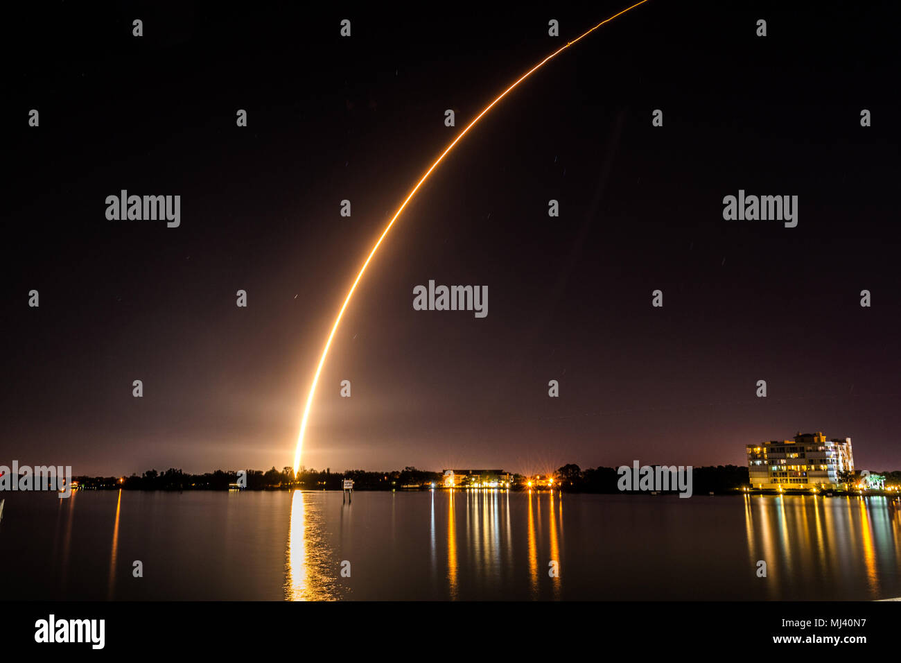 Eine Atlas V Rakete streifen durch die Nacht Himmel, von Merritt Island, Florida gesehen. Stockfoto