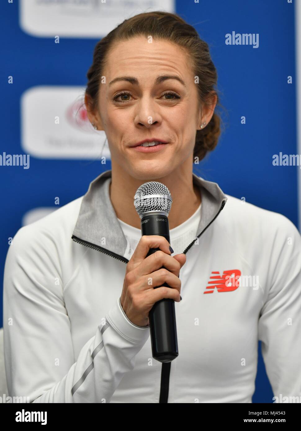 Doha, Katar. 3. Mai, 2018. Mittlere Distanz runner Jennifer Simpson der Vereinigten Staaten spricht auf der Pressekonferenz für die IAAF Diamond League 2018 in Doha, der Hauptstadt von Qatar, 3. Mai 2018. Credit: Nikku/Xinhua/Alamy leben Nachrichten Stockfoto