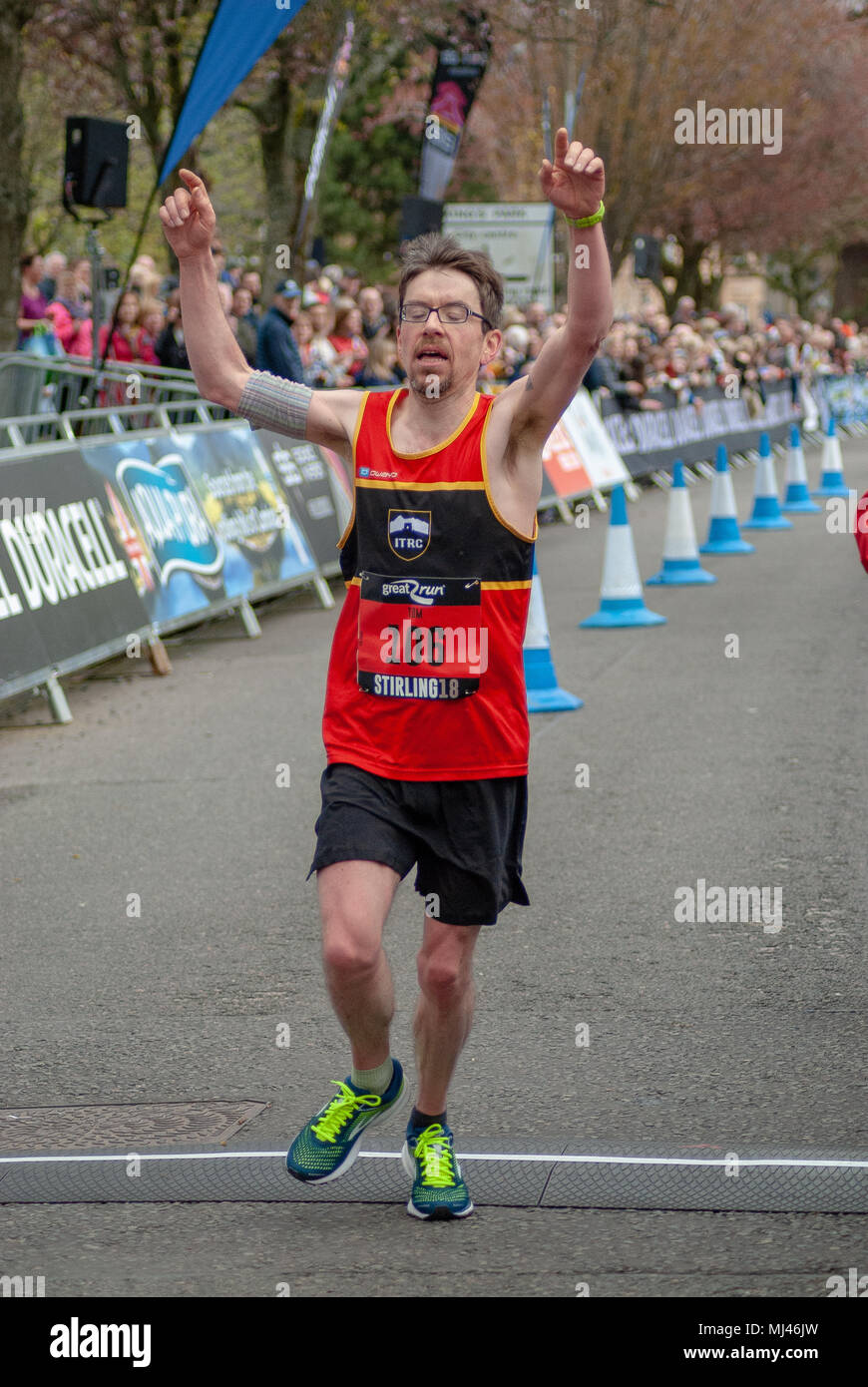 Tom Roche (106) durchquert er die Leitung und den dritten Platz in der Stirling schottische Marathon 2018. Stockfoto