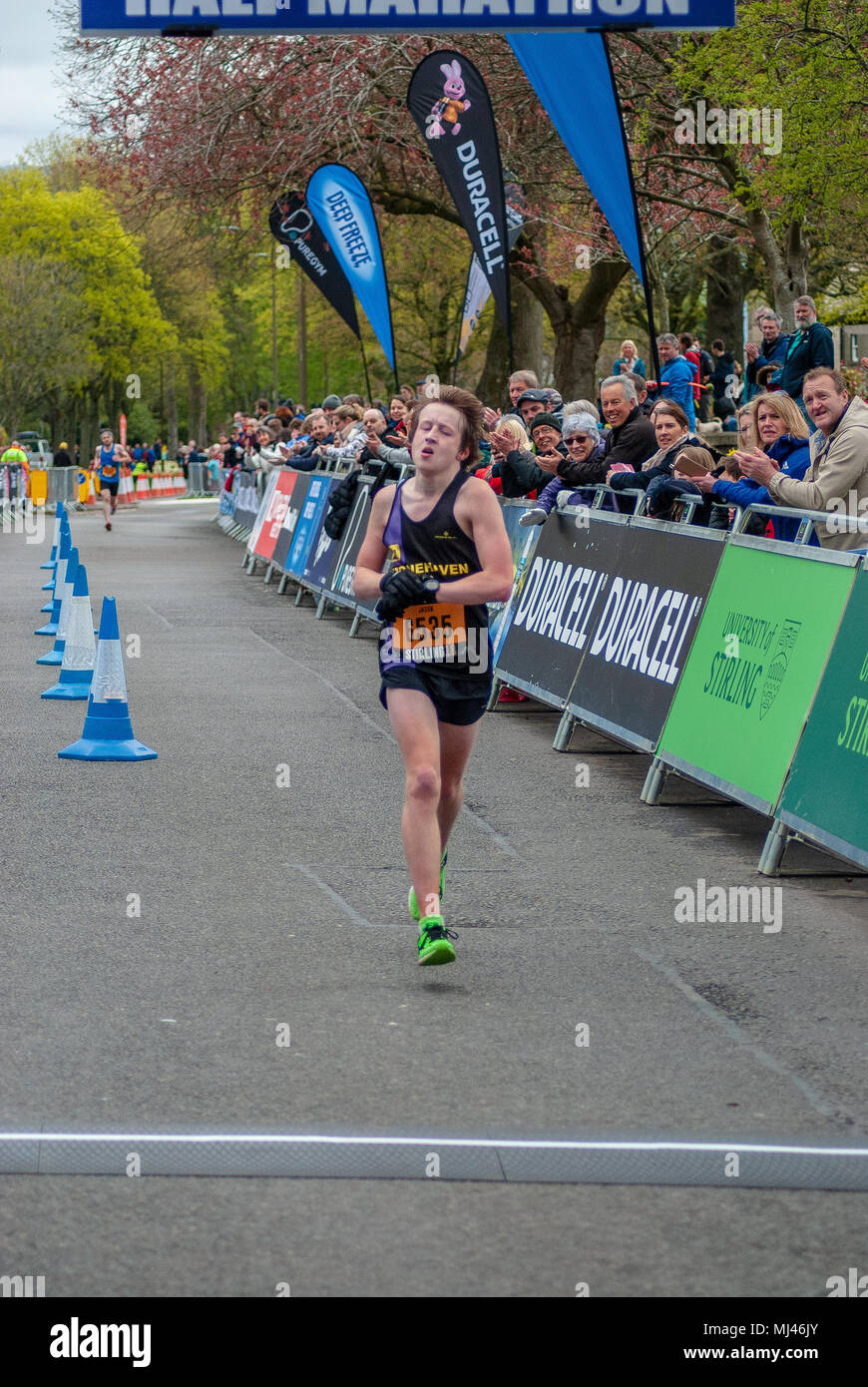 Jason Kelly (6535) über die Ziellinie auf dem dritten Platz 2018 Stirling schottische Halbmarathon. Stockfoto