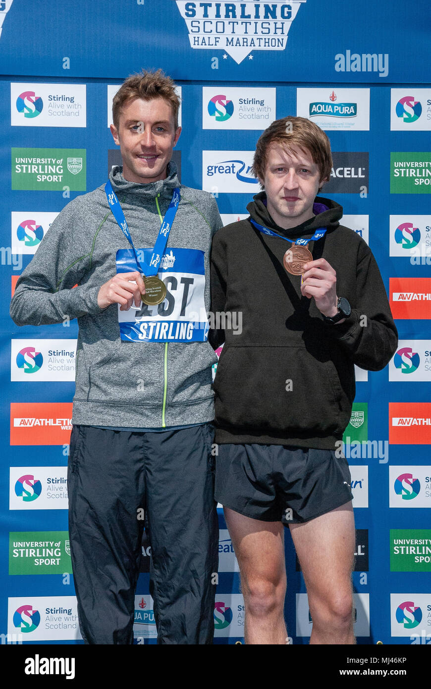 Michael Crawley (C), Jason Kelly (R) posieren für den Fotografen auf dem Podium auf ihre Medaillen nach Abschluss der 2018 Stirling schottische Halbmarathon. Stockfoto
